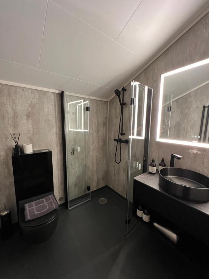 Basecamp Hotel Лонгйир Экстерьер фото