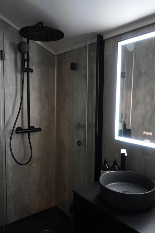 Basecamp Hotel Лонгйир Экстерьер фото